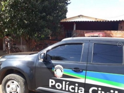 Viatura da Polícia Civil em frente ao local onde menina foi encontrada morta (Foto: Eder Pereira/Idest)