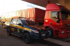 PRF recupera carreta roubada em SP com motorista vítima de sequestro em MS