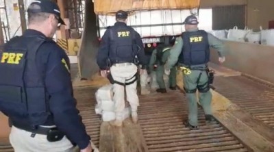 PRF apreende 677 kg de maconha escondidos em meio a carga de milho; vídeo