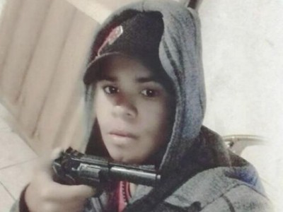 Odenir posando com arma em foto postada no Facebook. (Foto: Diário Corumbaense)