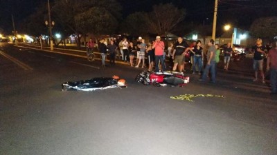 Mototaxista morreu em acidente de trânsito na Rua Coronel Ponciano (Foto: Sidnei Bronka)