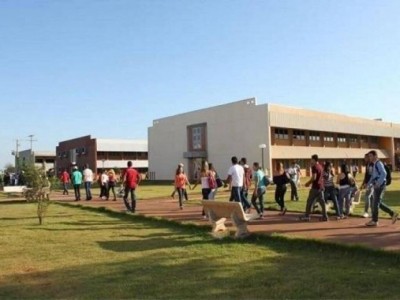 Acadêmicos chegando no campus da UFGD (Foto: UFGD/Divulgação)