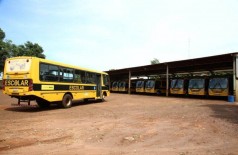 Os 15 ônibus que fazem transporte escolar estão parados desde segunda-feira- Foto: A. Frota