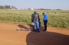 Corpo estava com pés e mãos amarrados e foi encontrado em estrada de terra (Foto: Mbykymi Notícias)