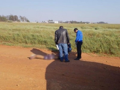 Corpo estava com pés e mãos amarrados e foi encontrado em estrada de terra (Foto: Mbykymi Notícias)