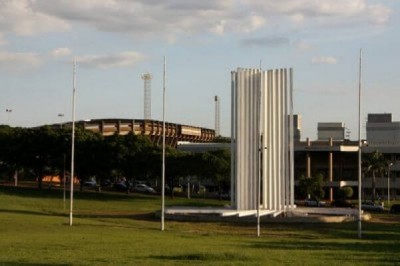Monumento símbolo da Universidade Federal de Mato Grosso do Sul, com o estádio Morenão ao fundo (Foto: Reprodução/MPF-MS)