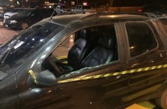 Vidro do Fiat Strada foi destruído com os tiros (Foto: Porã News)