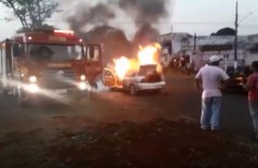 Veículo sendo consumido pelo fogo - (Foto: reprodução/vídeo/94FM)