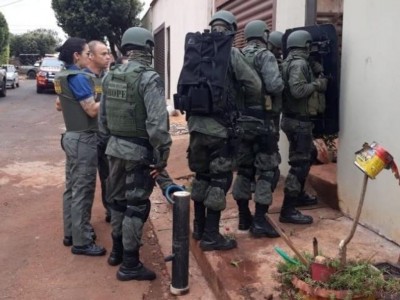 Equipes negociou por 1 hora com o rapaz que estava em surto (Foto: divulgação/Polícia Militar)
