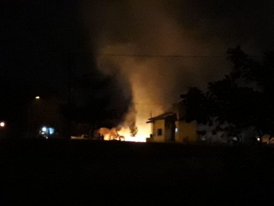 Incêndio iniciado às margens do Córrego Laranja Doce levou chamas na direção das casas (Fotos: André Bento)