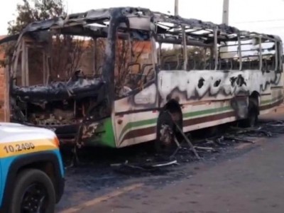 Ônibus foi destruído pelo fogo (Foto: reprodução/Sigo News)