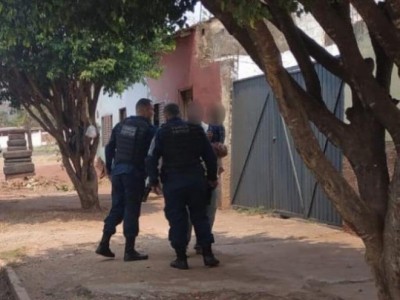 Policiais abordando o suspeito com a filha no colo. (Foto: Diário Corumbaense)