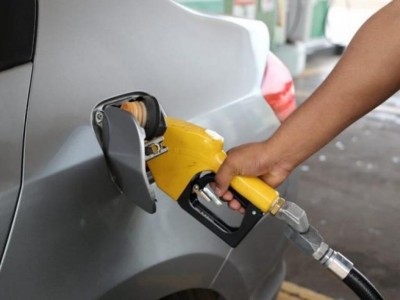 Carro é abastecido em posto da Capital, onde gasolina custa abaixo dos R$ 4 (Foto: Paulo Francis/Arquivo)