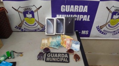 Celulares recuperados pela Guarda Municipal - Foto: Sidnei Bronka