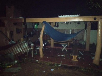 Varanda de casa perdeu cobertura e vento derrubou tudo o que havia embaixo (Foto: Direto das Ruas)