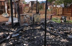 Barraco foi totalmente destruído pelas chamas. (Foto: Henrique Kawaminami)