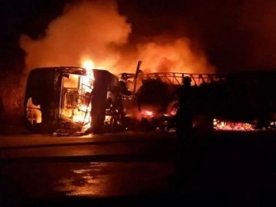 Caminhão e ônibus pegaram fogo no acidente, na BR-365, em Patos de Minas (MG) (Foto: Patos Hoje)