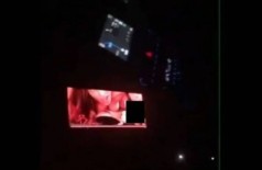 Filme pornô exibido em outdoor eletrônico em estrada dos EUA (Foto: Reprodução/Twitter)