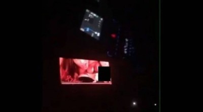 Filme pornô exibido em outdoor eletrônico em estrada dos EUA (Foto: Reprodução/Twitter)