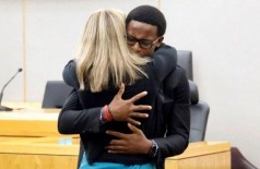 O abraço de Amber Guyger e Brandt Jean - Foto: TOM FOX / via REUTERS
