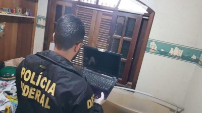 Polícia Federal apreende equipamentos eletrônicos na residência do suspeito (Foto: Divulgação/Polícia Federal)