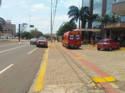 Corpo de Bombeiros em socorro à funcionária vítima de acidente — Foto: Osvaldo Nóbrega/TV Morena