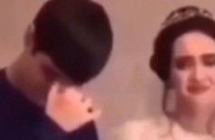 Jovem chora no casamento da irmã, na Chechênia (Foto: Reprodução)