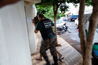 Lúcio Roberto Queiroz Silva se entrega à polícia. Ele estava escondido em uma propriedade rural. — Foto: Pablo Nogueira/Interativo MS