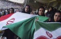 Iranianas verão jogo masculino em estádio após 40 anos