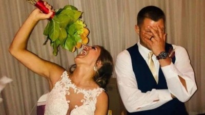 Blair Hardy, o buquê de nuggets e o noivo Foto: Reprodução/Instagram(jspetz)