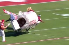 Carroça vira durante jogo de futebol americano em Oklahoma - Foto: Reprodução/YouTube