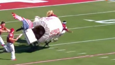 Carroça vira durante jogo de futebol americano em Oklahoma - Foto: Reprodução/YouTube