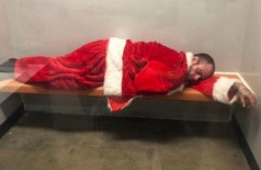 'Papai Noel' bêbado dorme em cela após ser preso - Foto: Divulgação/Brea Police Dept.