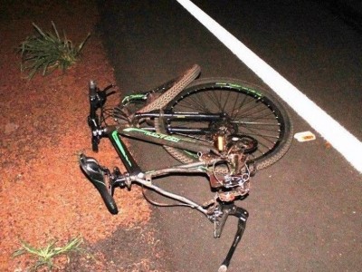 Bicicleta da vítima ficou destruída na rodovia. (Foto: Vilson Nascimento/ A Gazeta News)