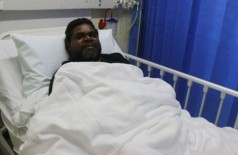 Elston Lami Lami descansa em hospital de Darwin após ataque de crocodilo (Foto: Reprodução/ABC Darwin)