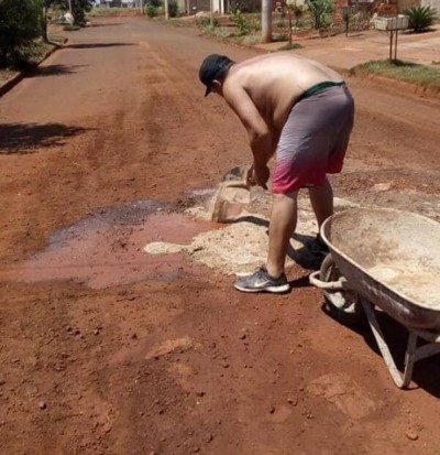 Morador tapando buraco por conta própria - Foto: Miscelania Bruno