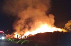 As chamas destruíram todo material que estava no depósito. Foto: divulgação/94FM