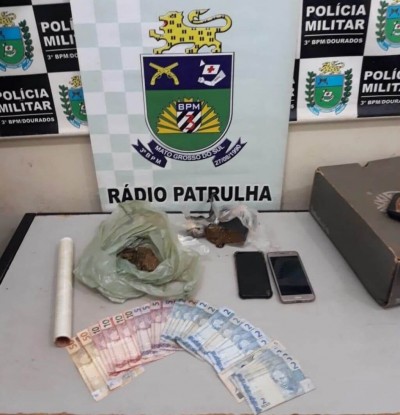 Droga e dinheiro apreendidos - Foto: divulgação/PM