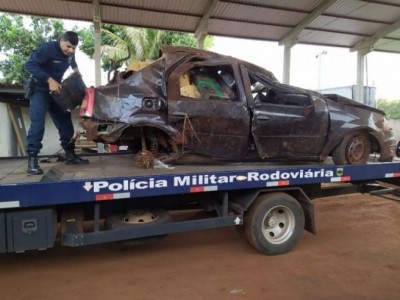 Veículo ficou totalmente destruído - Foto: PMR