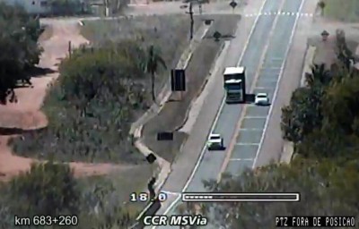 Carro realizando ultrapassagem em faixa contínua - Foto: divulgação/CCR MSVia/PRF