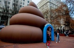 Cocô gigante enfeita praça de cidade nos EUA Foto: Reprodução/Twitter(The Oregonian)