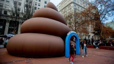 Cocô gigante enfeita praça de cidade nos EUA Foto: Reprodução/Twitter(The Oregonian)