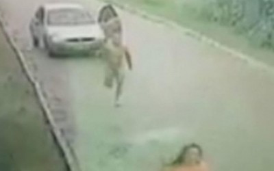 Homem é preso após correr pelado atrás de mulher; vídeo (Foto: reprodução/vídeo)