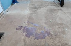 Marcas de sangue em frente da casa onde rapaz foi esfaqueado - Foto: GMD