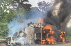 Carreta que tombou em acidente foi destruída pelo fogo (Foto: O Correio News)