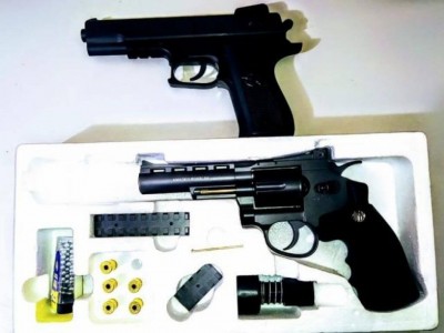 Armas encontradas com o acusado (Foto: Adilson Domingos)