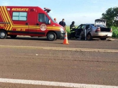 Acidente entre carro e caminhão mata motorista de 21 anos (Foto: divulgação/ Nova Notícias)
