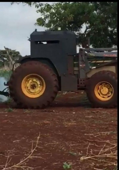 Trator blindado com chapas de aço (Foto: reprodução/vídeo)
