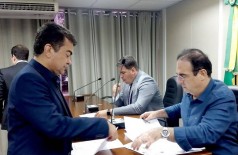 Marçal entregou requerimento a Felipe Orro com pedido de CPI para o interior do Estado - Foto: Gildo Tavares