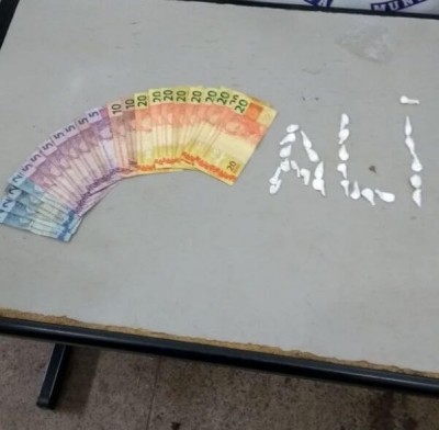 Droga e dinheiro apreendidos na casa da acusada - Foto: divulgação